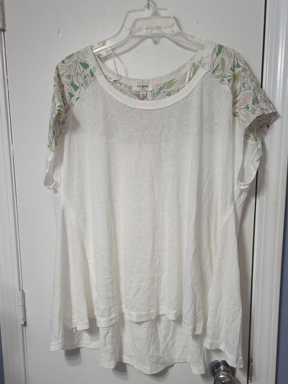 Umgee White Short Sleeve Tee with Green Leaf Accent